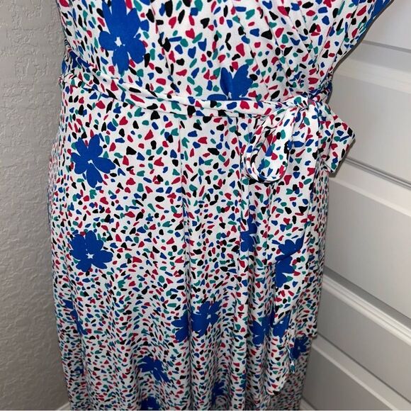 VICKYTIEL Floral Funfetti Print Split Short Sleeve Full Wrap Hi-Low Dress - Picture 3 of 15